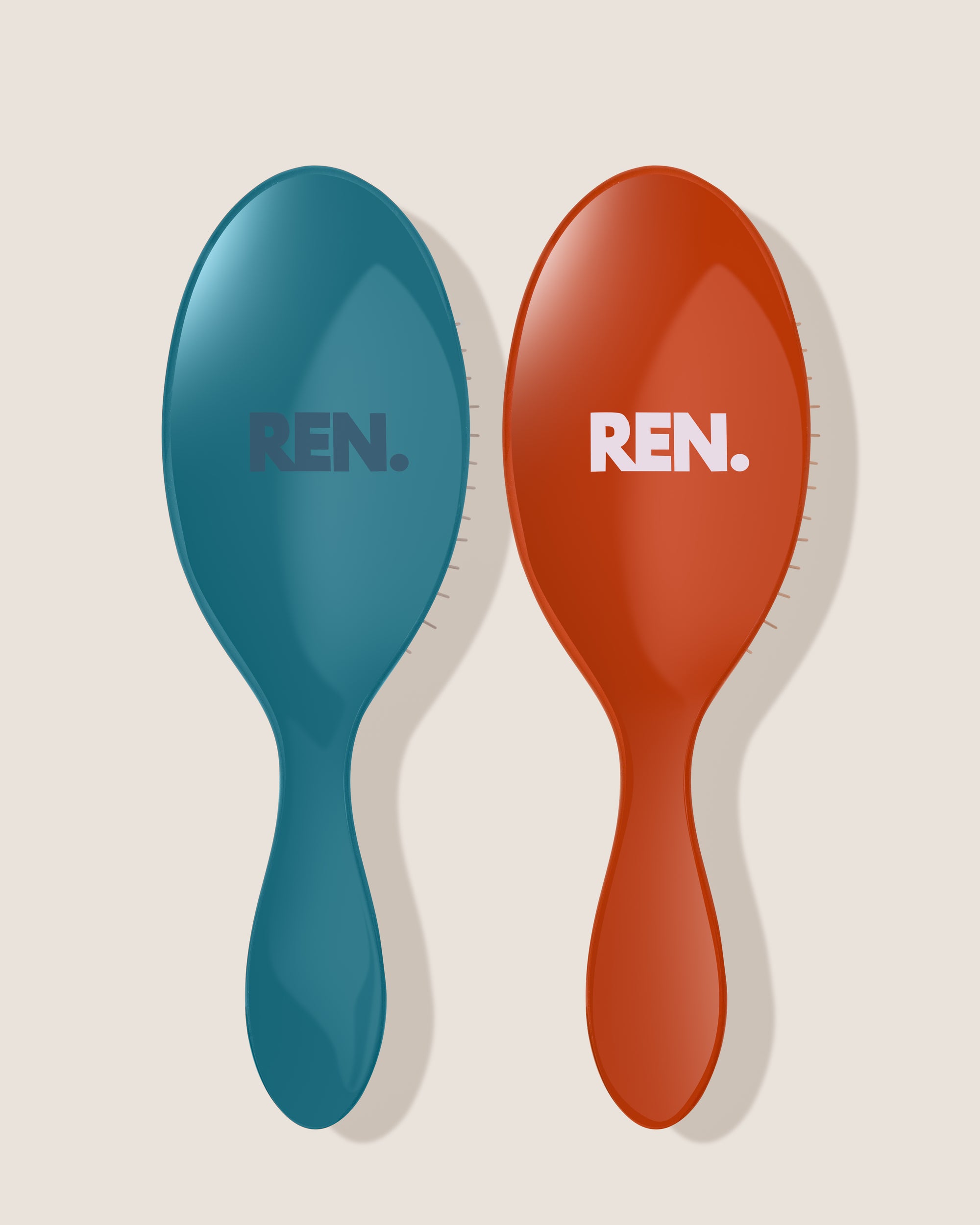 REN. Duet detangling brushes in Turquoise and Terracotta