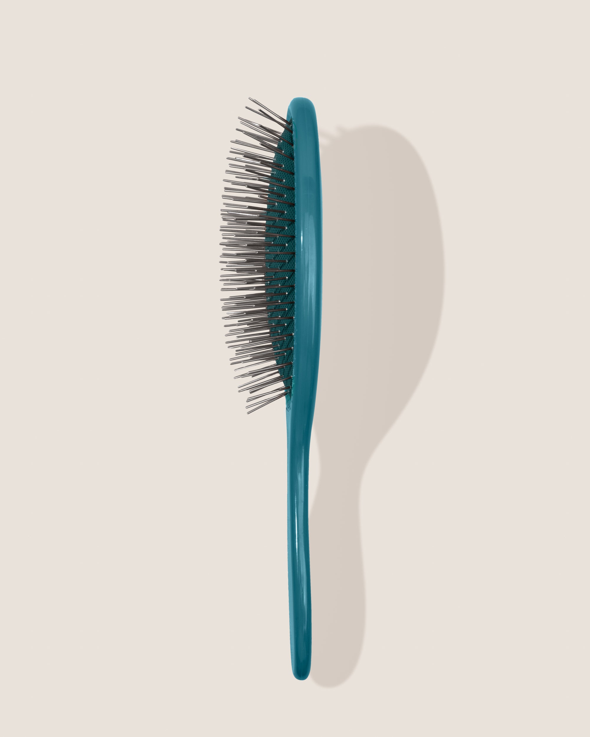REN. Ultimate detangling brush in Turquoise